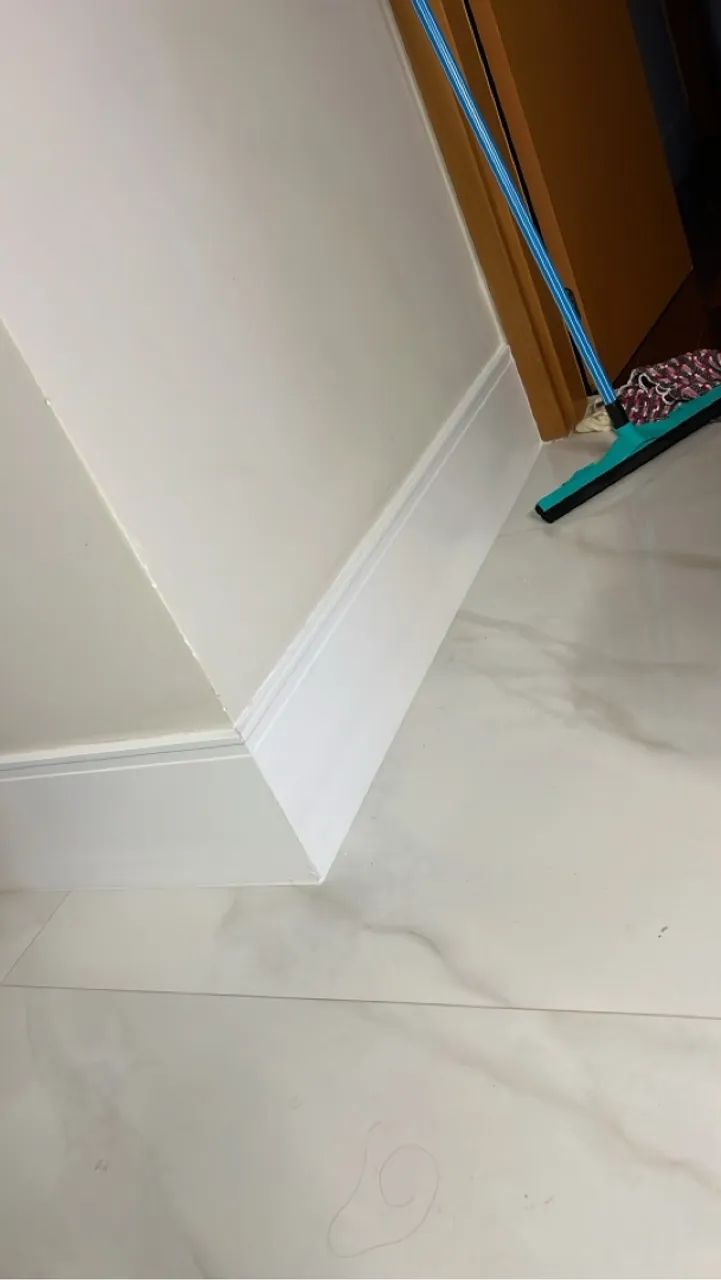 Instalação de rodapé  Santa Luzia ,Poreletano  , MDF   com acabamento  - Foto 4
