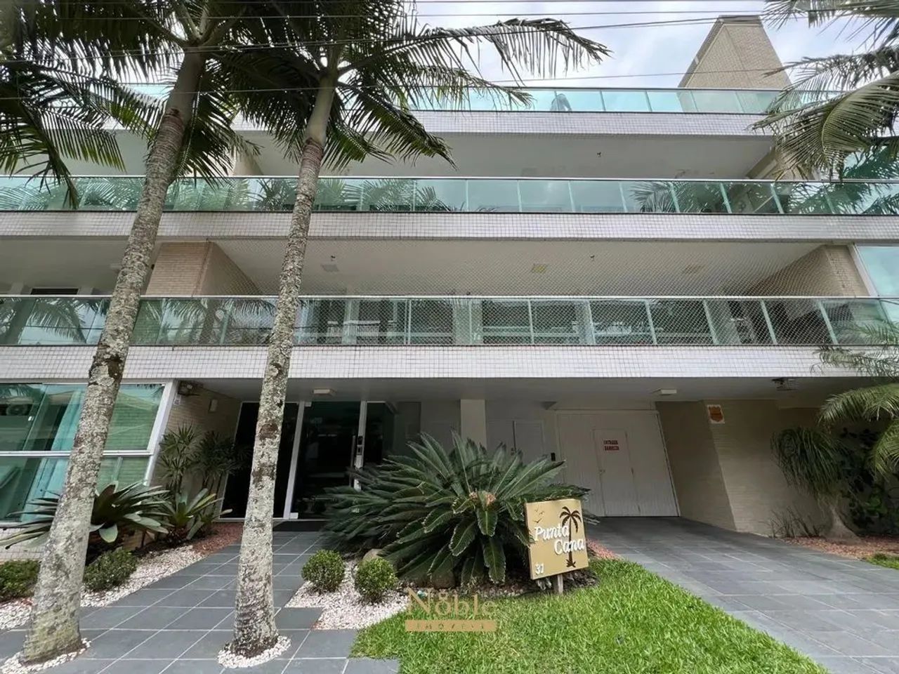 Apartamento de 3 dormitórios, semimobiliado, na quadra do mar, com 2 vagas em Torres.