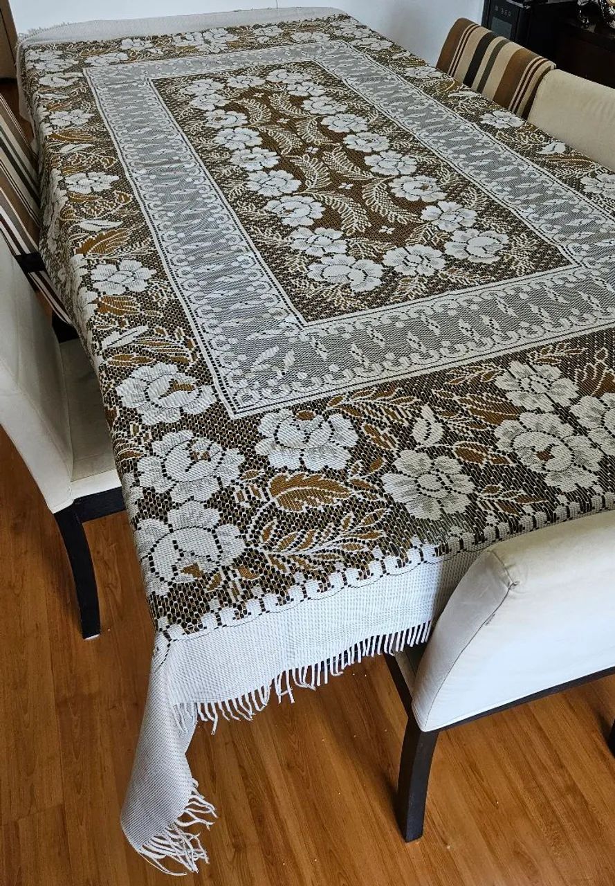 Toalha de mesa elegante e toda trabalhada marrom e branca - Foto 2