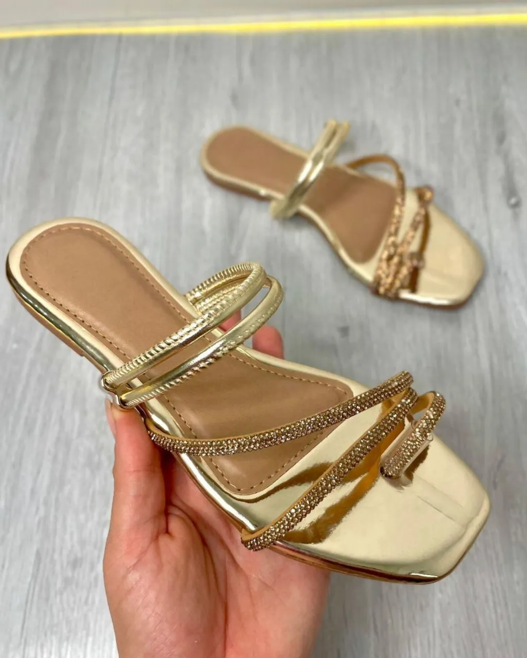 Sandália Feminina Dourada com Detalhes em Strass