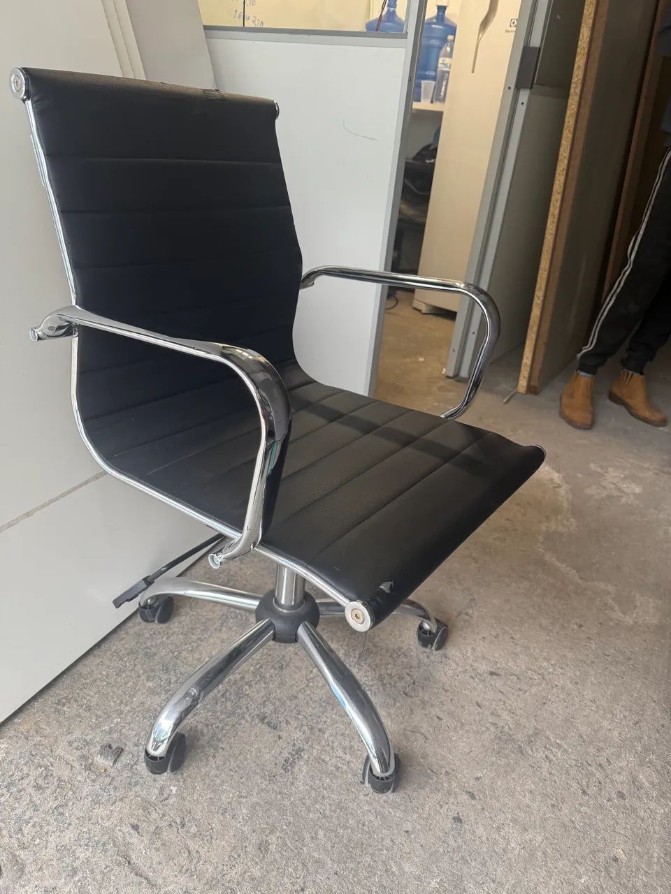 VENDE CADEIRA GIRATÓRIA  - Foto 4