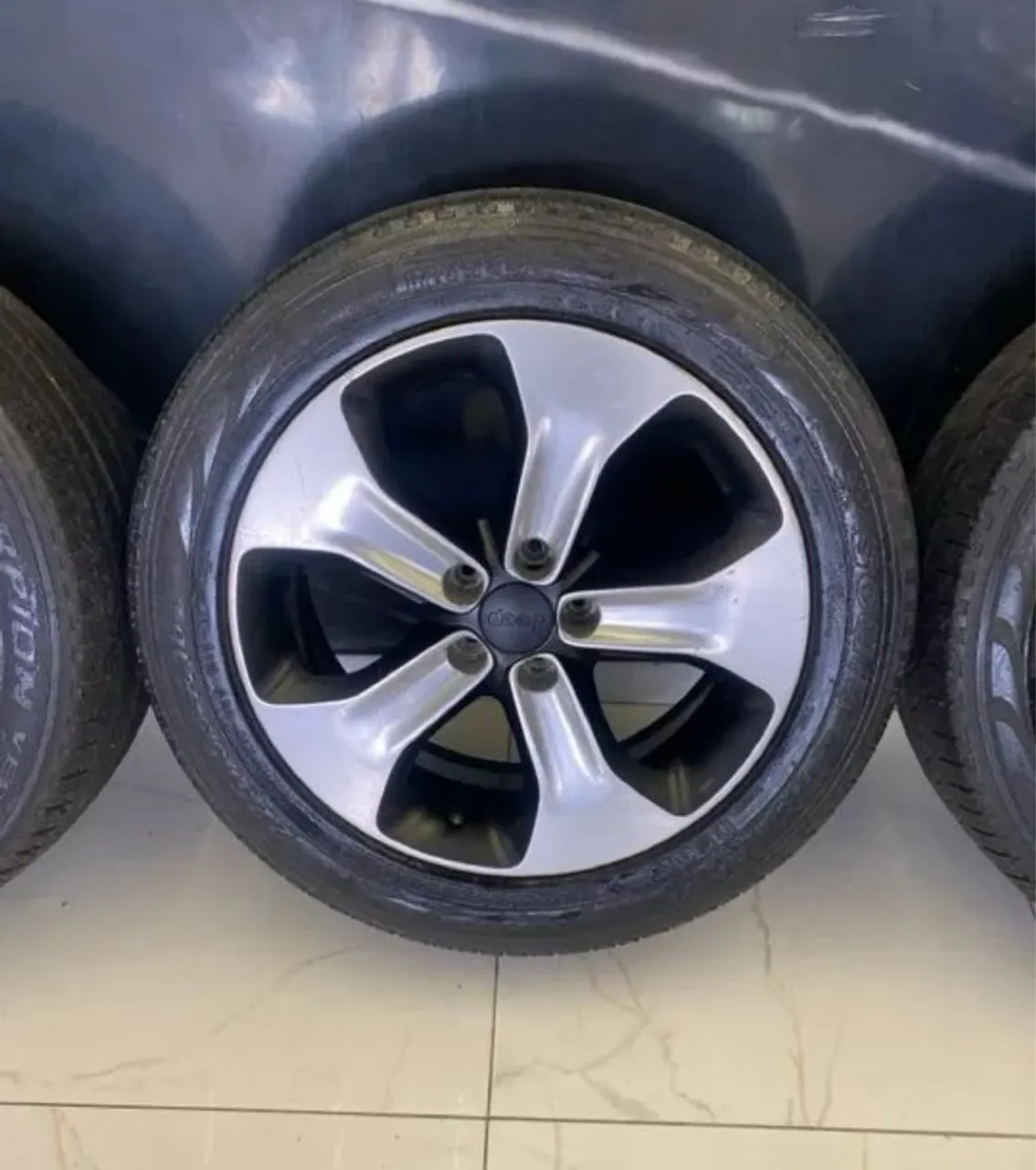 Vendo 4 aro18 da compass longitude com 2 pneus 225/55/18 com 70% de borracha