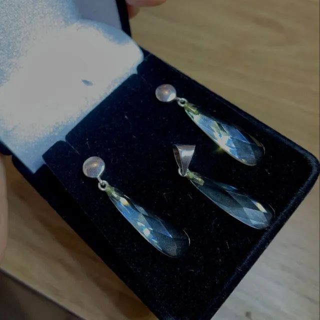 Conjunto de brincos e pingente folheado à prata com cristais naturais - Foto 2