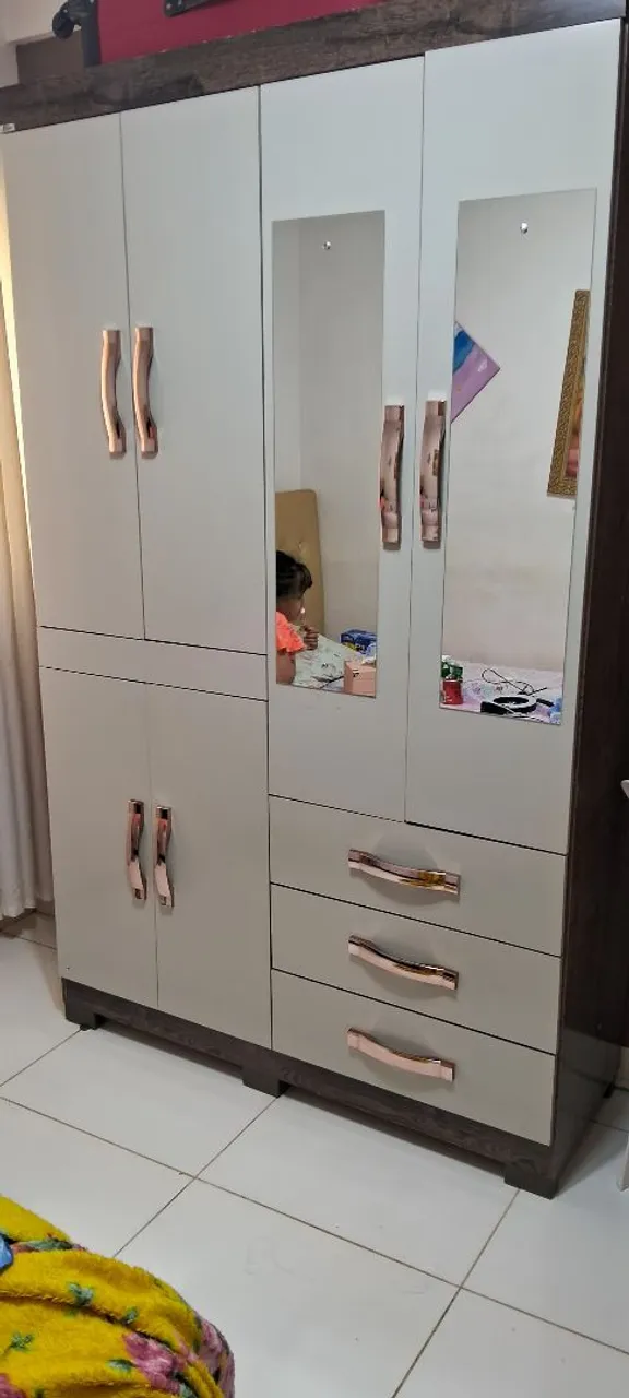 Guarda-roupa moderno com espelho