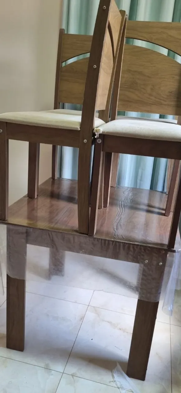 Mesa de jantar com cadeiras em madeira