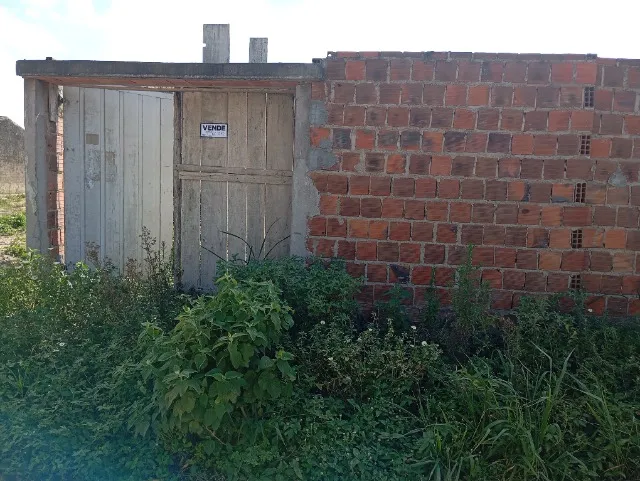Vendo casa em ponto de madeira