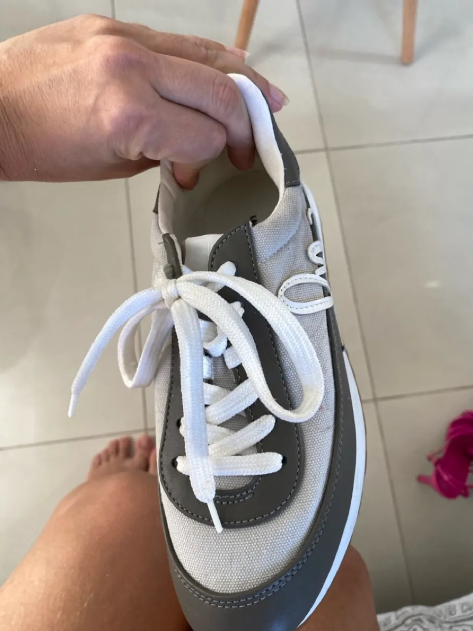 Tênis Casual Cinza e Branco