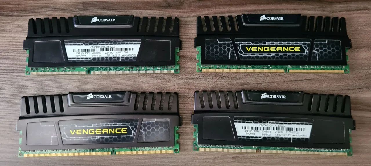 Kit de Memória RAM Corsair Vengeance 16GB DDR3 ( 4GB x 4 ) 1600MHz C9