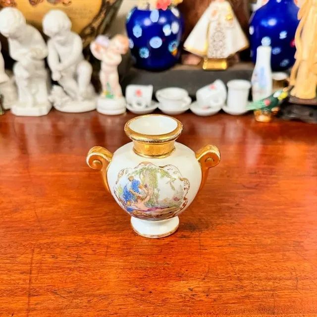 Delicada mini ânfora antiga em porcelana.