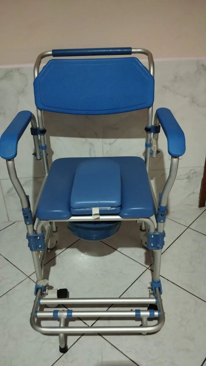 CADEIRA DE BANHO RESISTENTE EM ÓTIMO ESTADO - Foto 2
