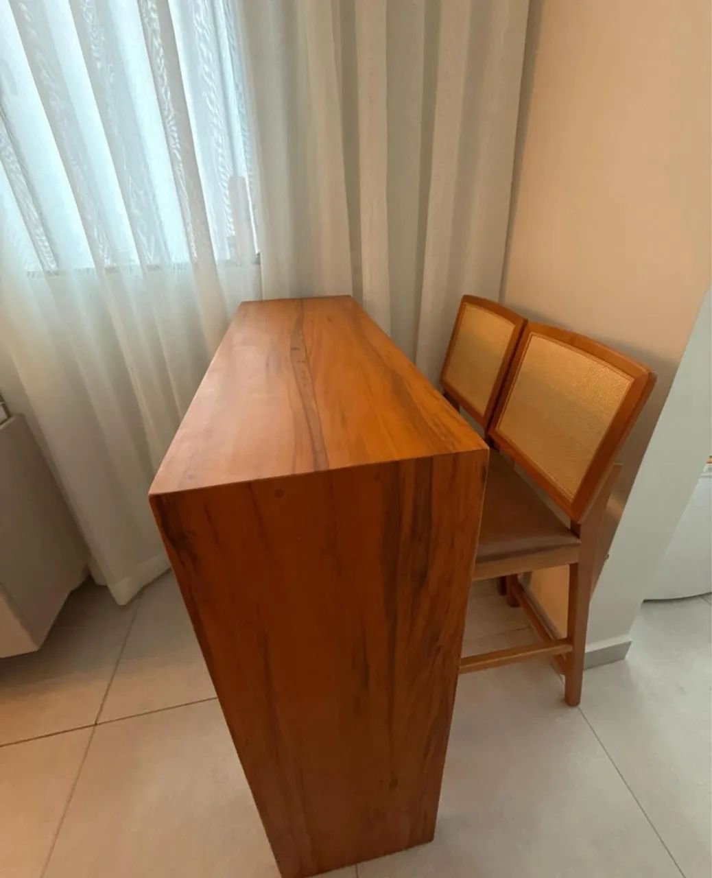 Aparador U peroba rosa com 2 banquetas 