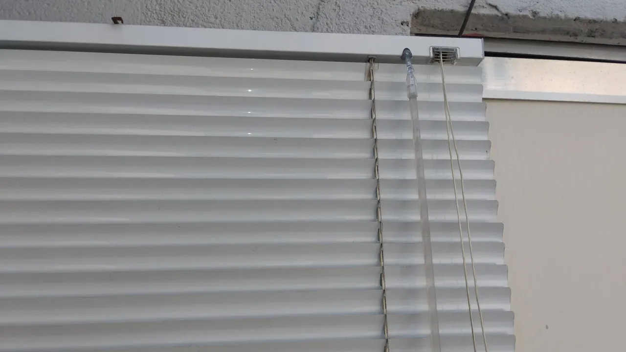 Persianas horizontais brancas