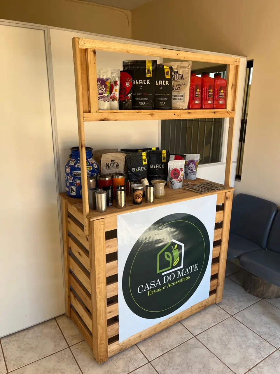 Vendo expositor de madeira