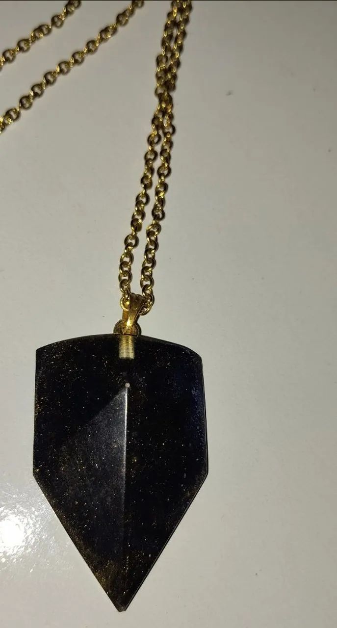 Colar de resina triângulo, cor: preto com brilhos - Foto 2