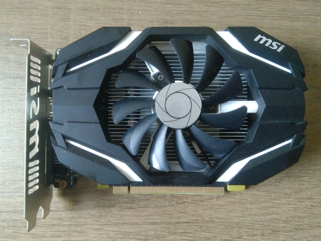 GTX1050 2 GB MSI + 8GB RAM DDR4 2400Mhz
