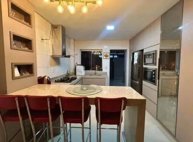 Casa (Padrão), com 3 quartos e 2 banheiros à Venda, 98 m² em Curitiba/PR