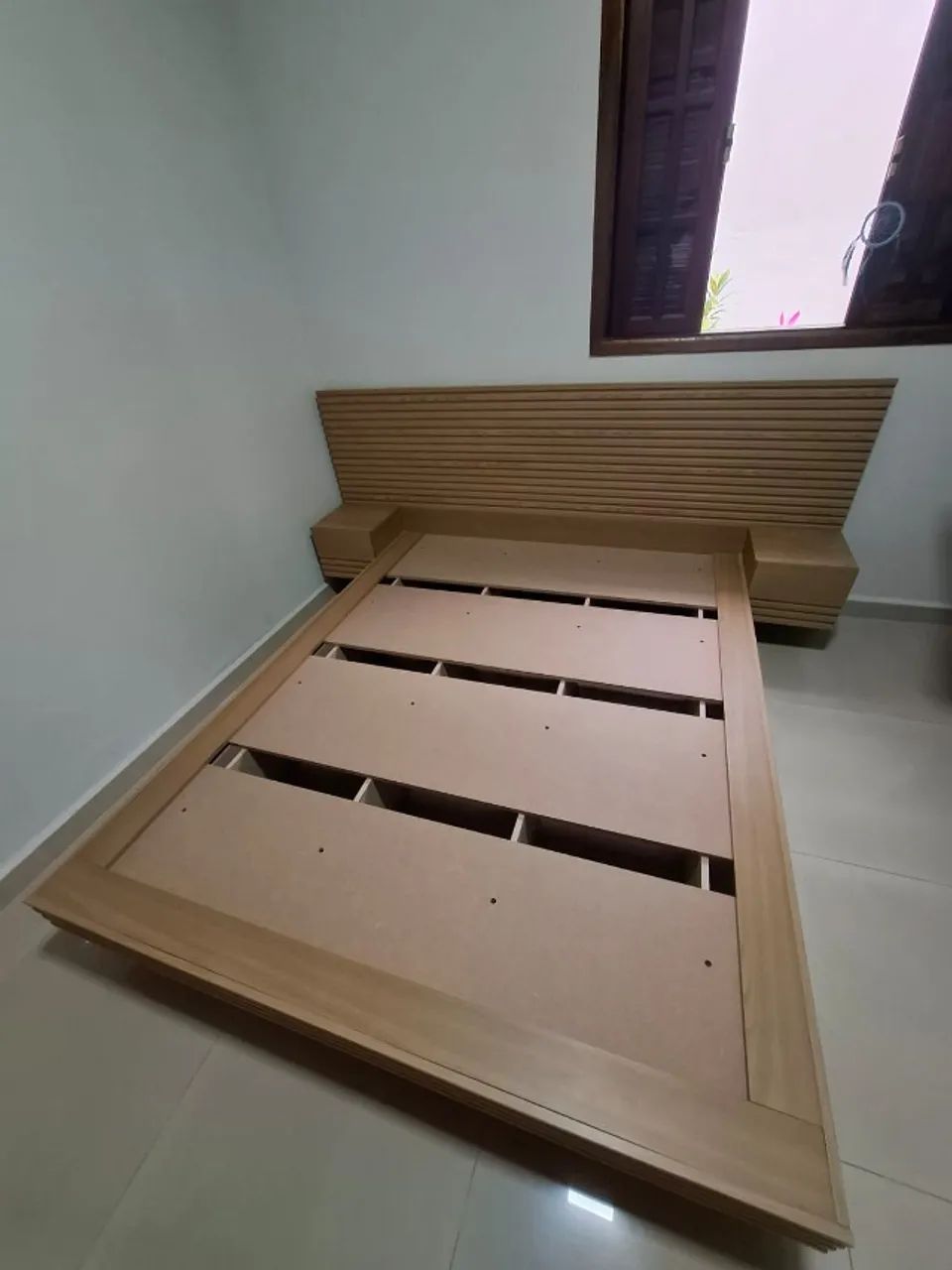 Cama Casal com Cabeceira e Mesa de Apoio - Cor Carvalho - Foto 2