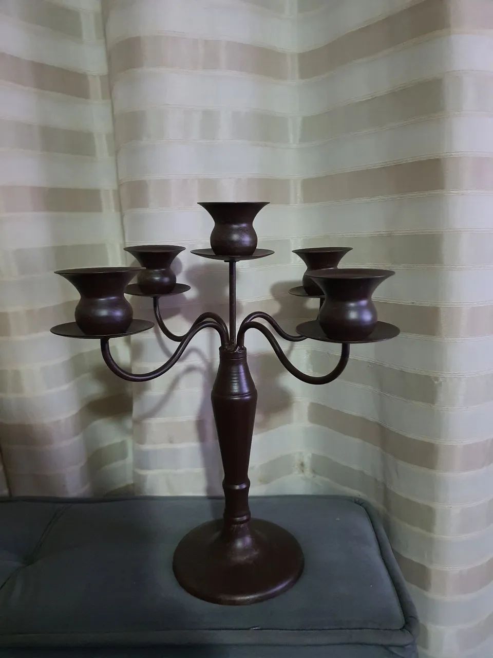 Candelabro de 5 braços em metal - Foto 2