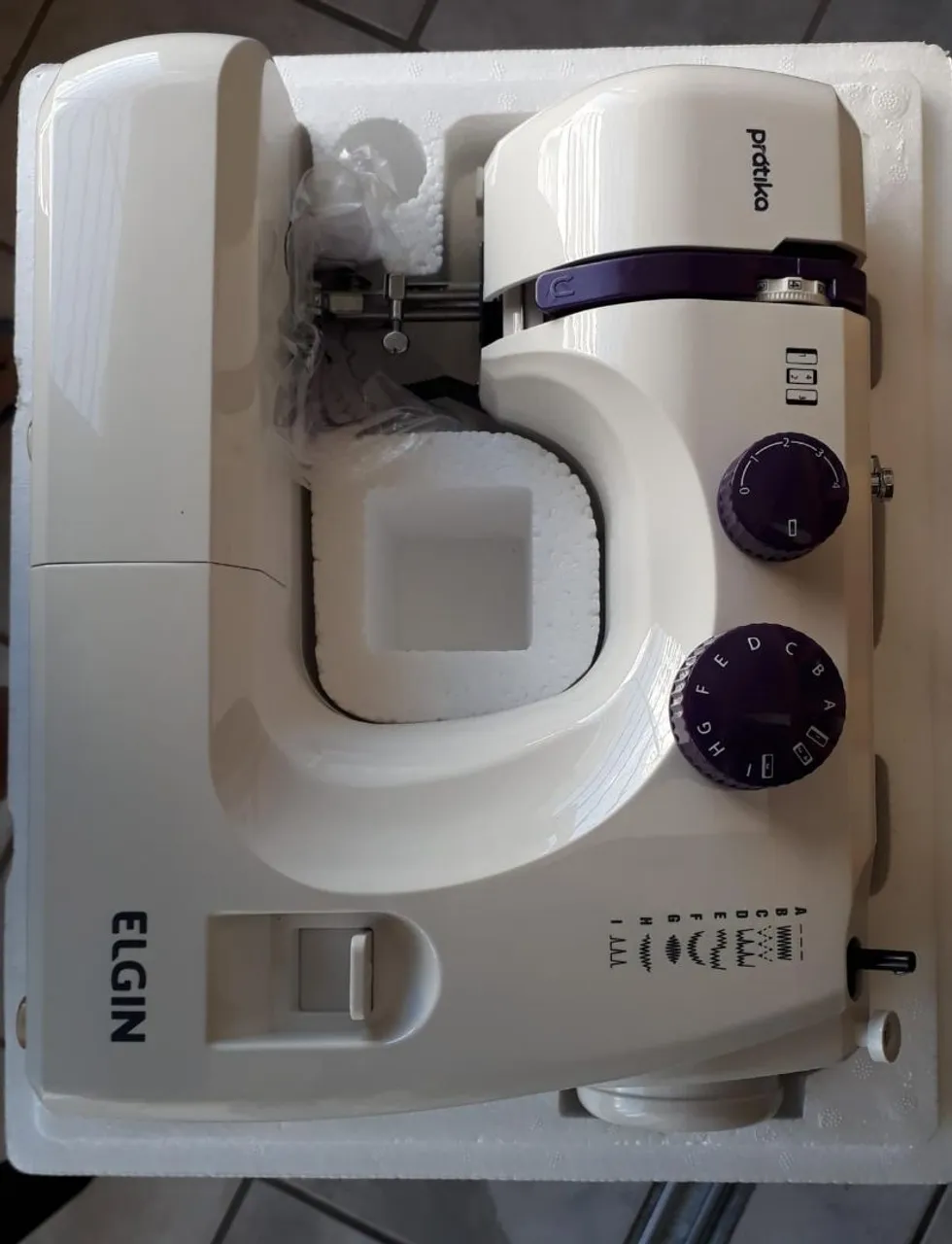 Máquina de Costura portátil Elgin Prátika
