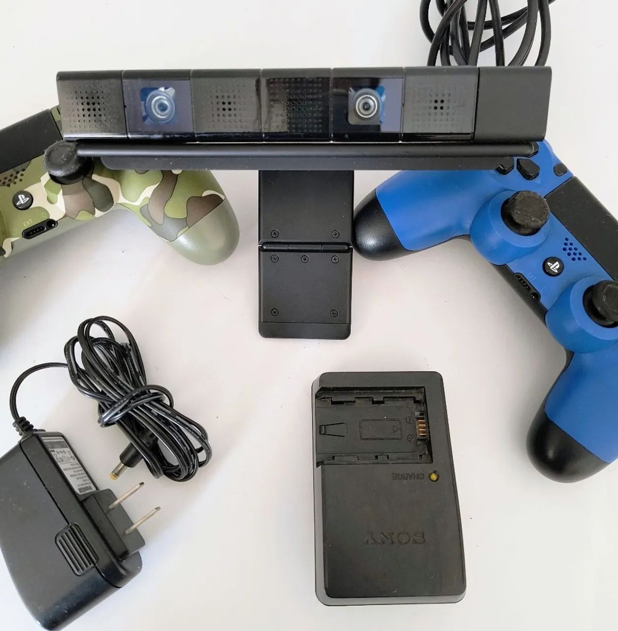 PLAYSTATION 4 + 3 CONTROLLERS + CHARGING STATION64717108101891124