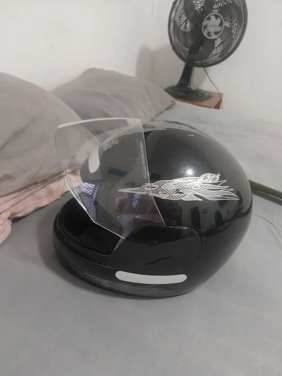 Capacete para motociclista.