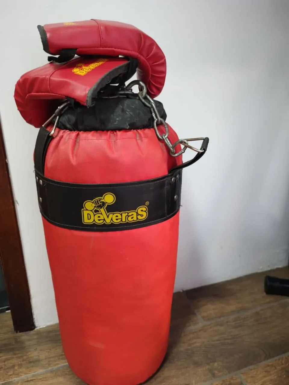 Saco de Pancada Deveras com Luvas