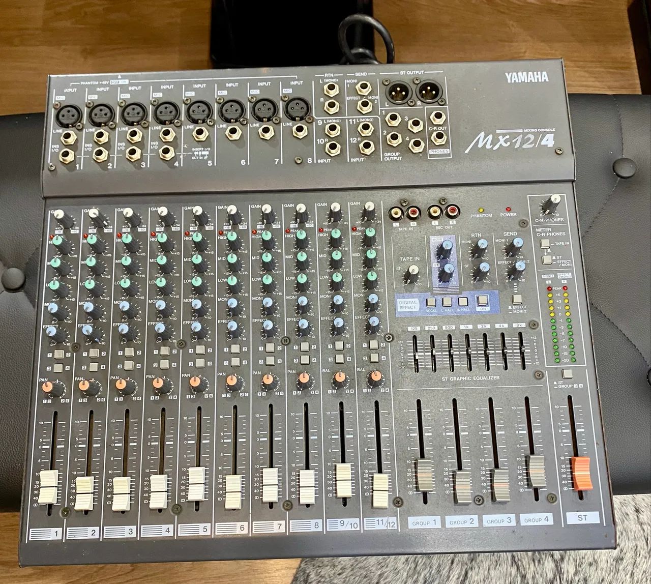 Mesa de som Yamaha MX 12/4