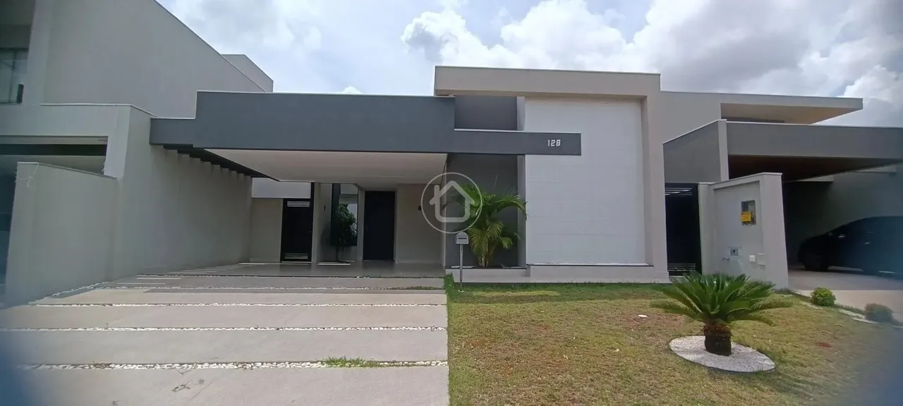 CASA TÉRREA COM 3 SUÍTES RICA EM ARMÁRIOS.