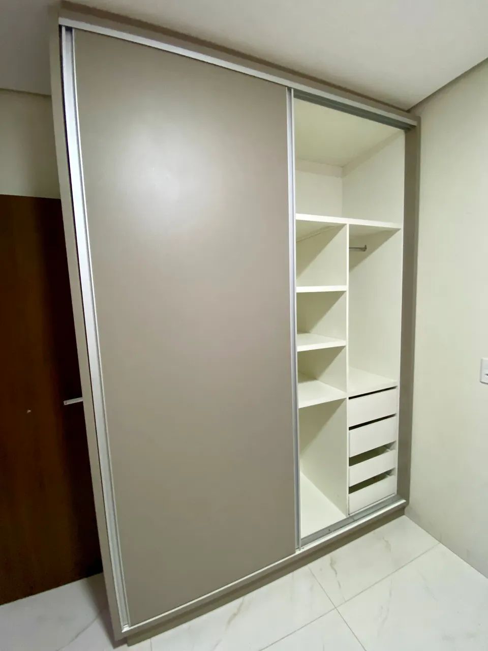 Guarda roupas com portas de correr e 8 gavetas de mdf cinza   - Foto 2