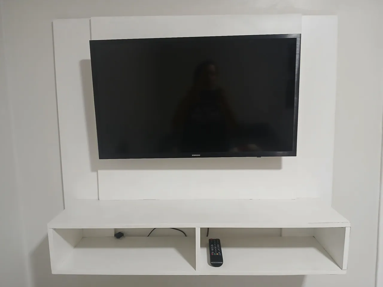 Painel de TV branco com prateleira