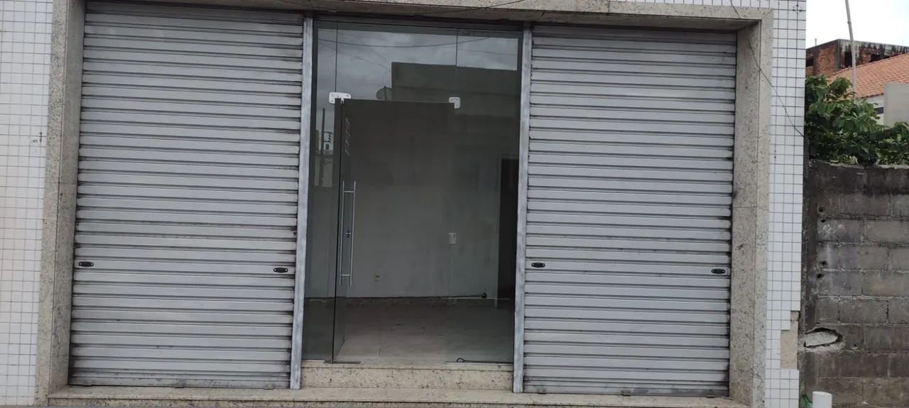 Ponto comercial com porta de aço e vitrine