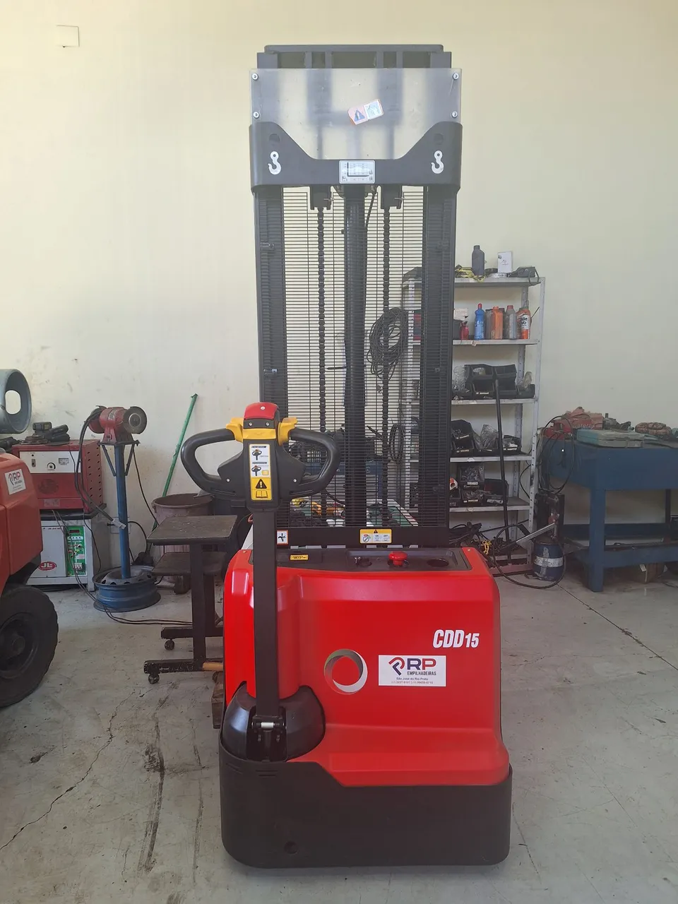 Empilhadeira Elétrica CDD15 - RP Empilhadeiras