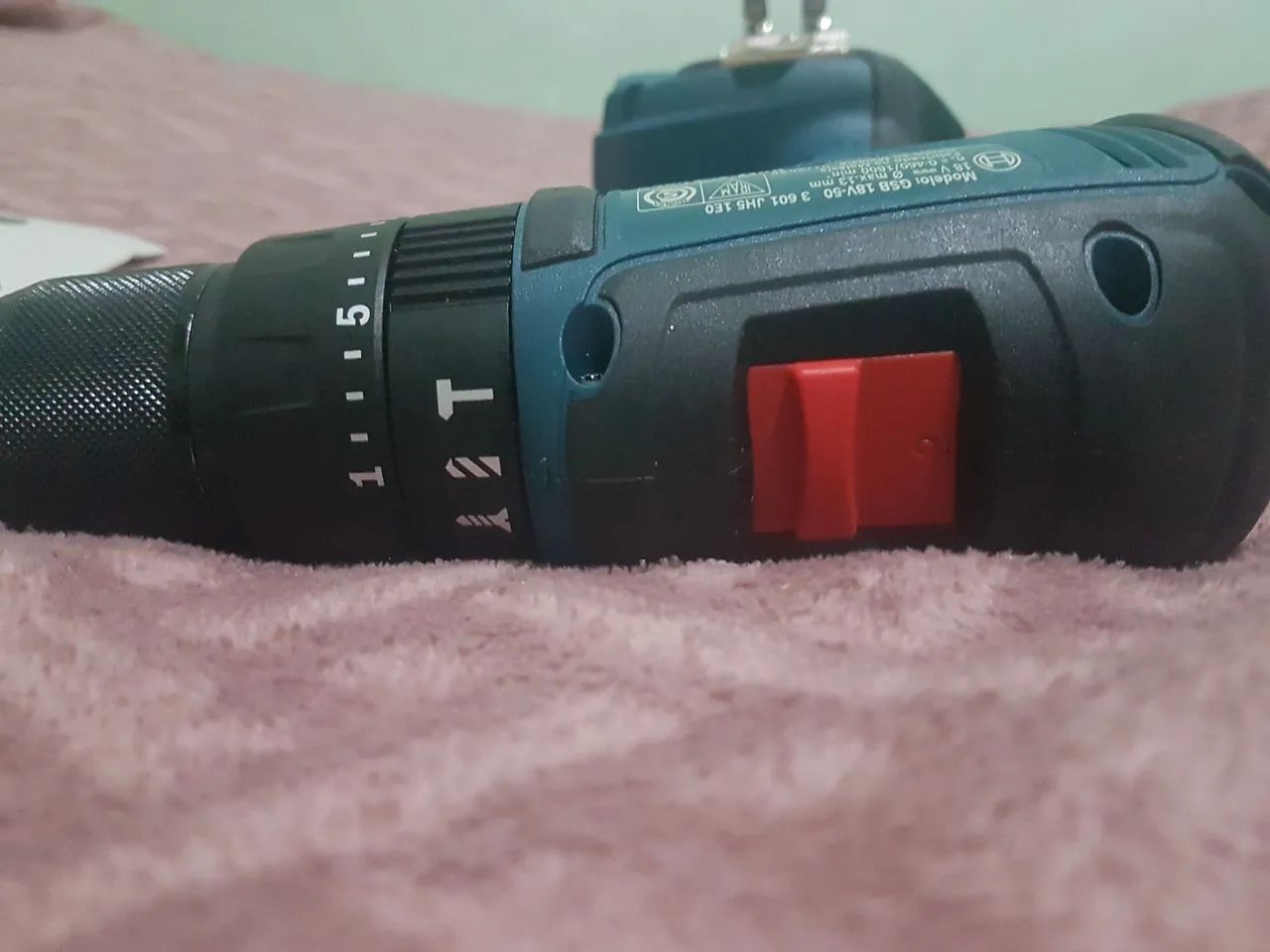 Parafusadeira/Furadeira Bosch GSB 18V-50 (NOVA) - Foto 3