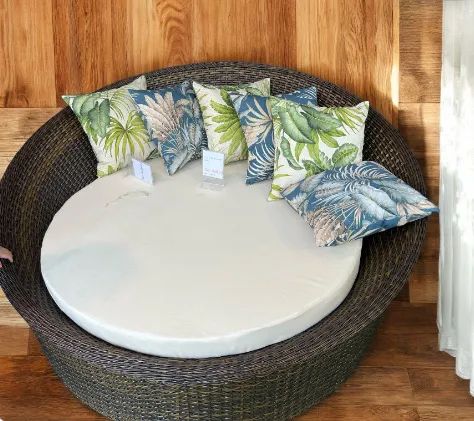 CHAISE Sofá Concha casal ,pode ficar no tempo sol ou na chuva é facil  de limpar