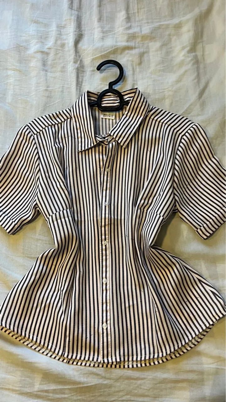 Camisa listrada branca e bege - Foto 3