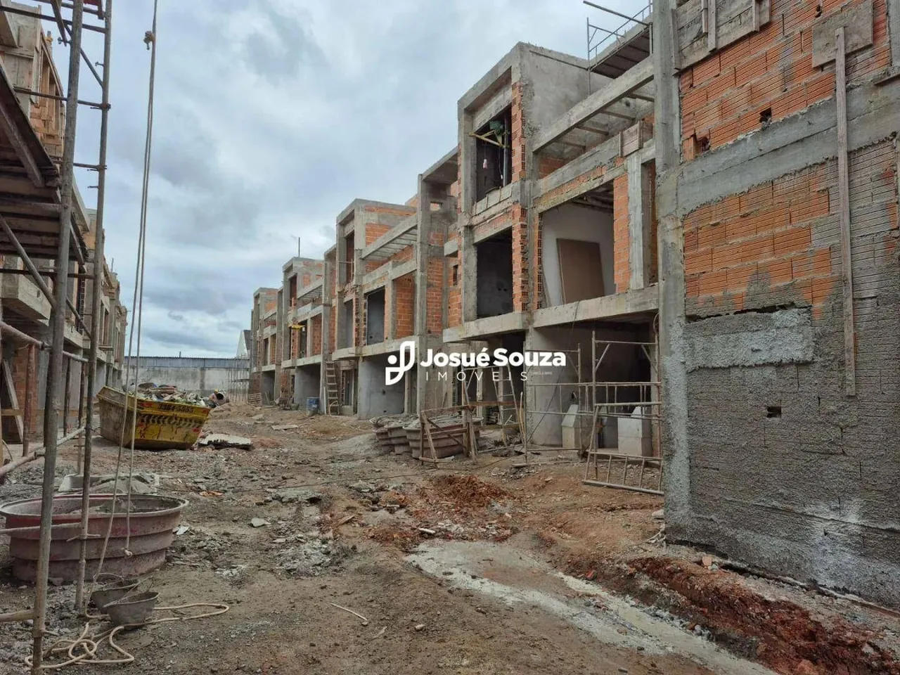 Sobrado com 3 quartos na planta no Portão