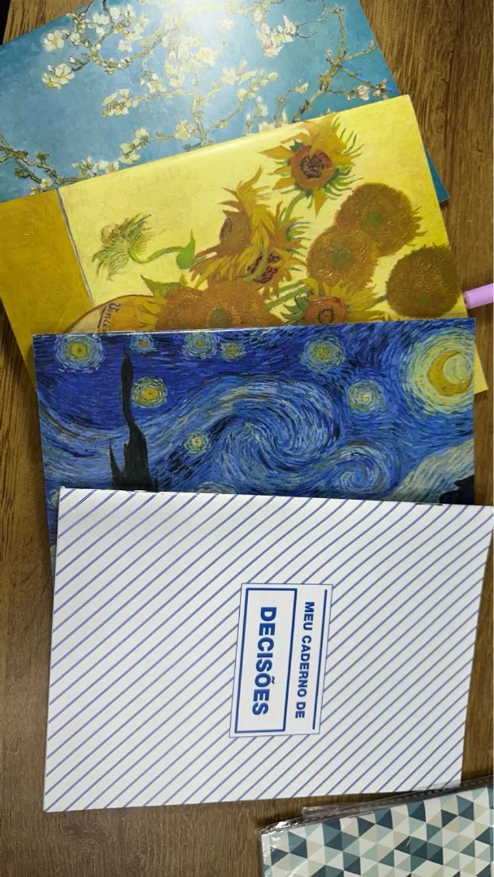 Cadernos decorados com obras de arte