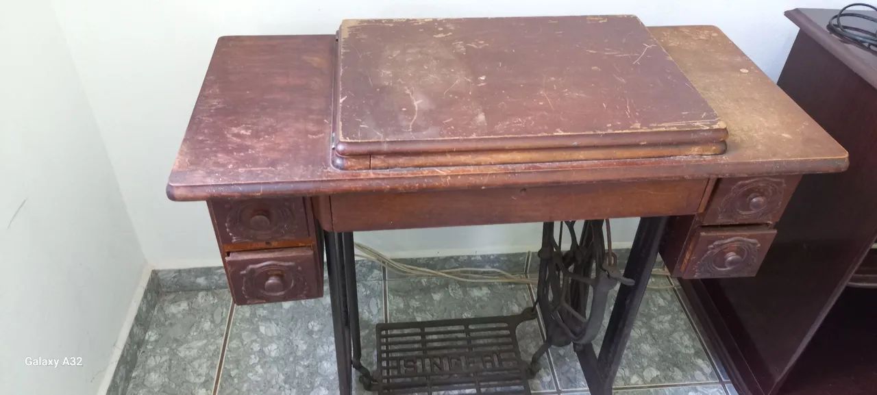 MAQUINA DE COSTURA COM GABINETE SINGER