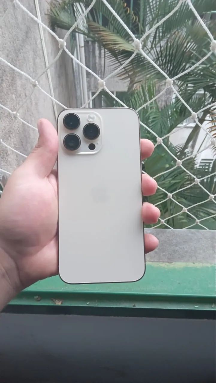 iPhone 14 Pro Max dourado 