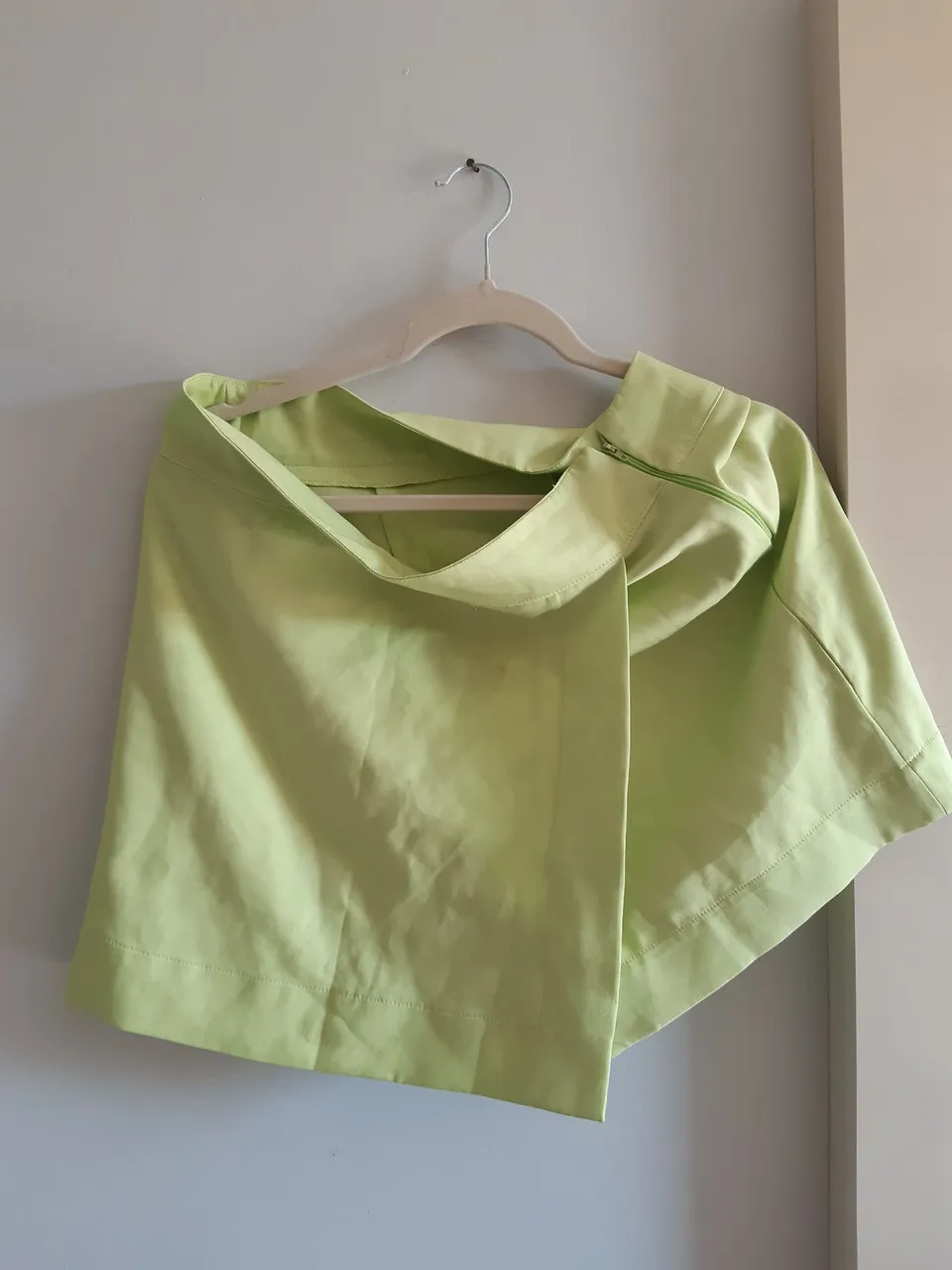 Saia Verde Limão com Design Moderno