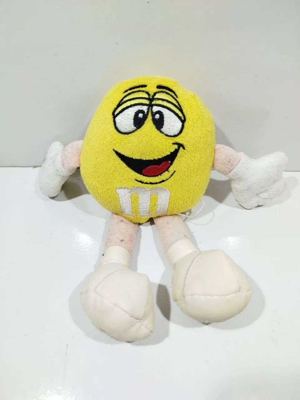 boneco de pelúcia do M&M amarelo.
