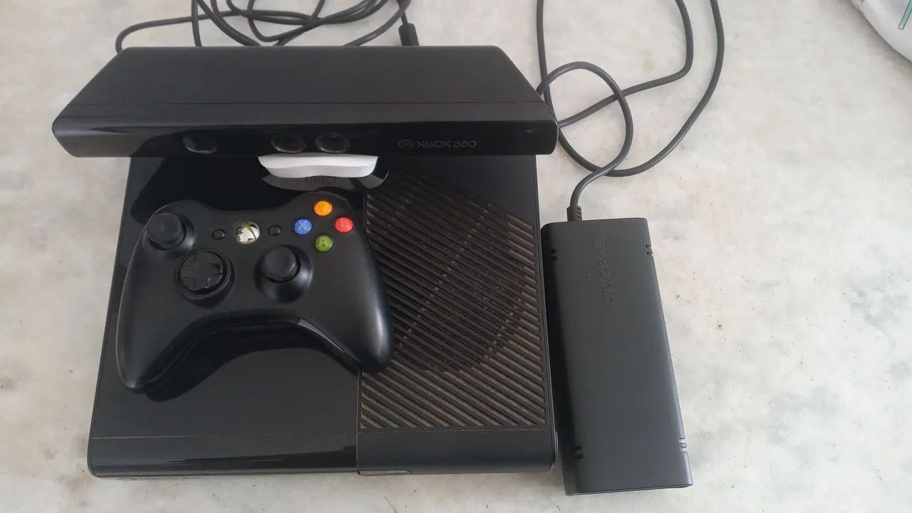 Xbox 360 Super Slim com Kinect 4GB
