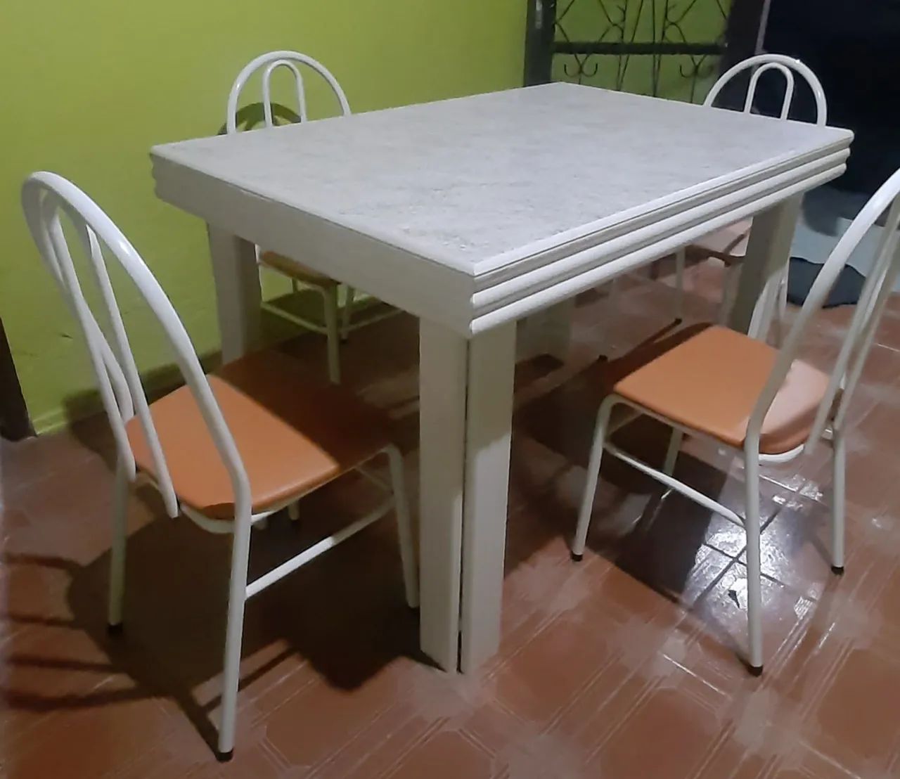 MESA COM 4 CADEIRAS  - Foto 4