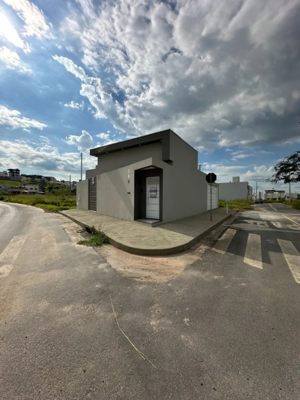 CASA NOVA NO BAIRRO MIRANTE DA SERRA - À 250m DA PRAÇA MATRIZ