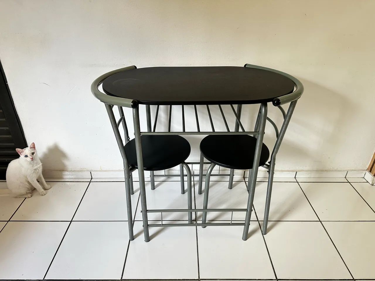 Mesa redonda com duas cadeiras