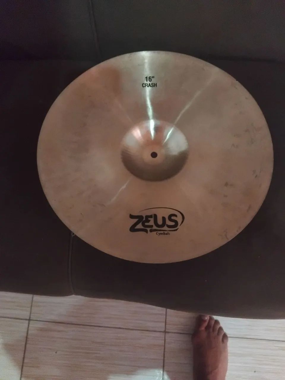 prato de 16 polegadas da marca Zeus, modelo Custom.