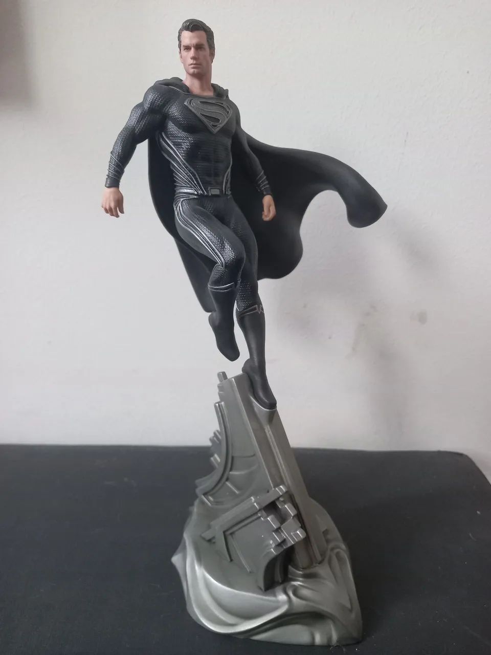 Estátua Superman Black Suit - Justice League - Art Scale 1/10 - Iron Studios - Foto 4