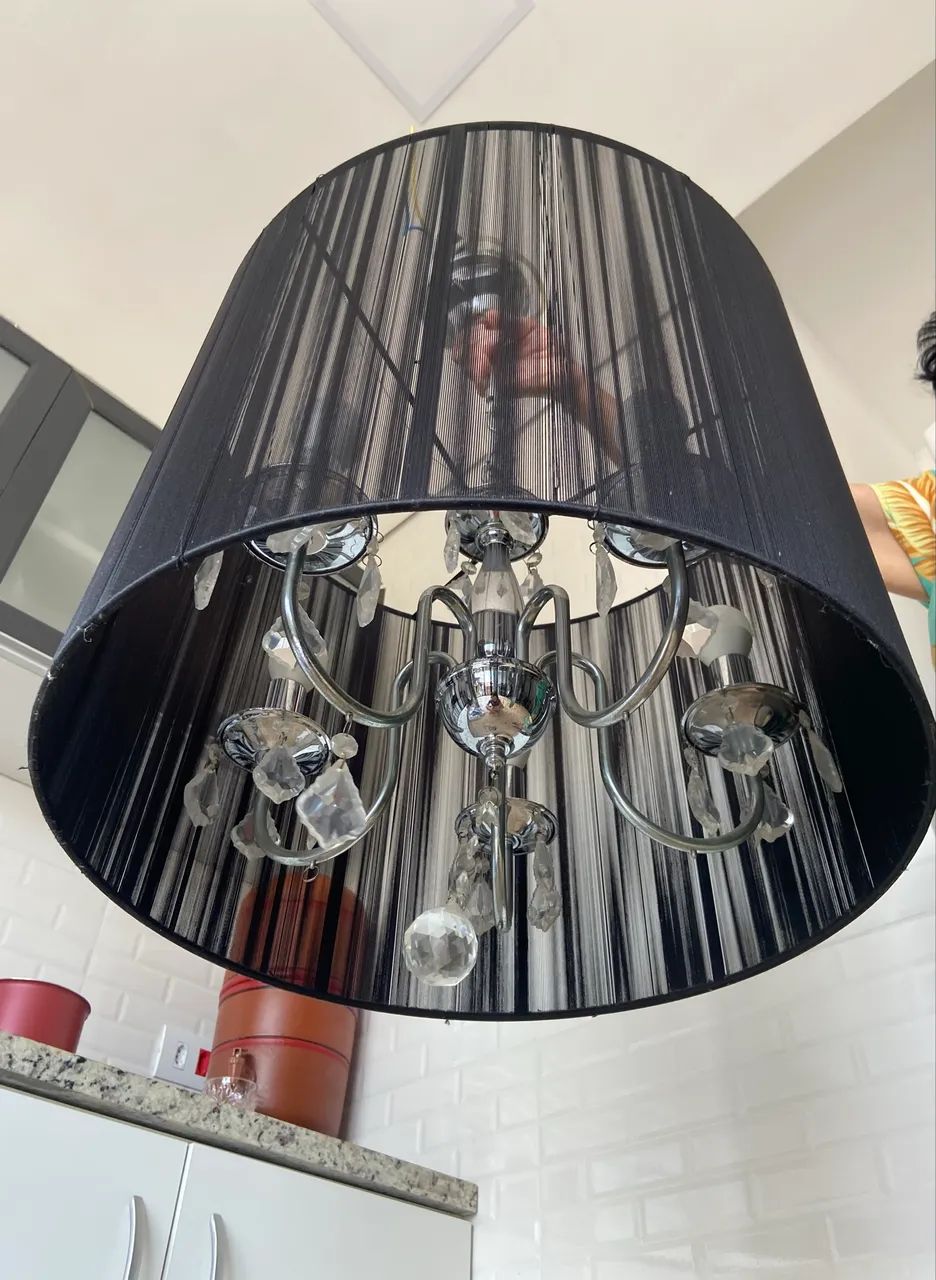 Lustre com cúpula preta e cristais 