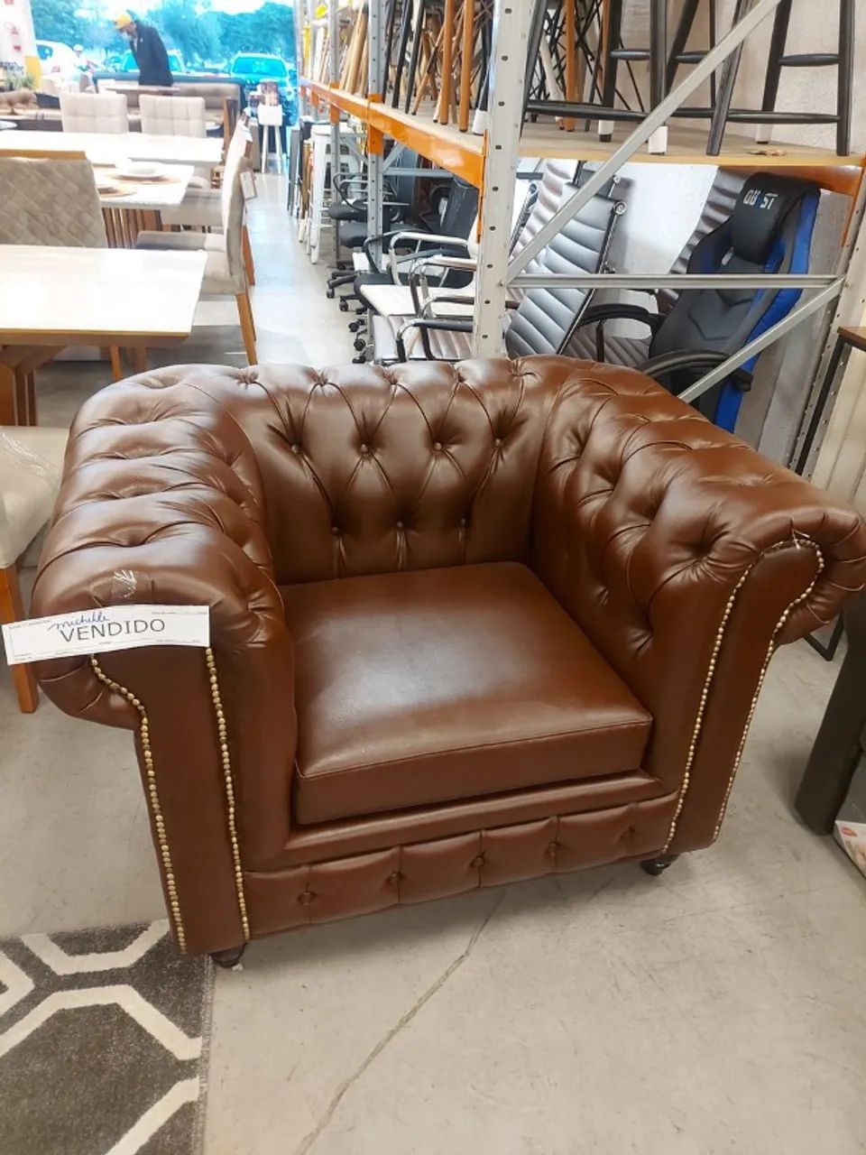 Poltrona chesterfield Corino marrom