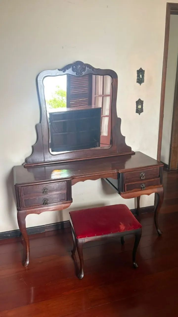 Penteadeira Antiga em Madeira com Espelho + Banqueta